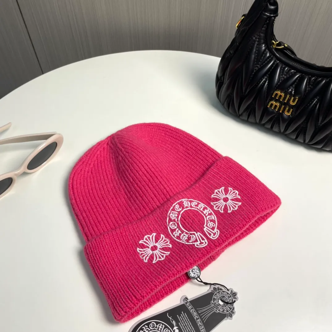 P60 🤍Chrome hearts new autumn and winter cross knitted hat🧶 One of the must-have hats in autumn and winter~ It really looks good on whoever wears it~, it is also a perfect match in black and white and gray in autumn~
